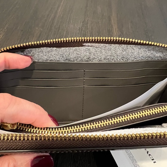 NWT Coach Signature Jacquard According Zip Wallet in Oak Maple - Picture 6 of 7